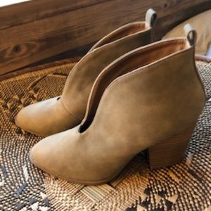 Women's size 7 Qupid ankle boots